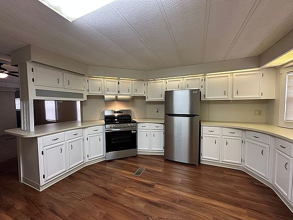 4th image of 5911 Glencrest Blvd