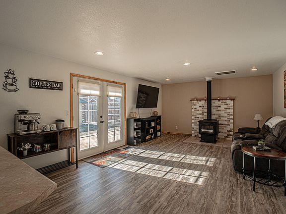 3rd image of 736 Hemlock Ave