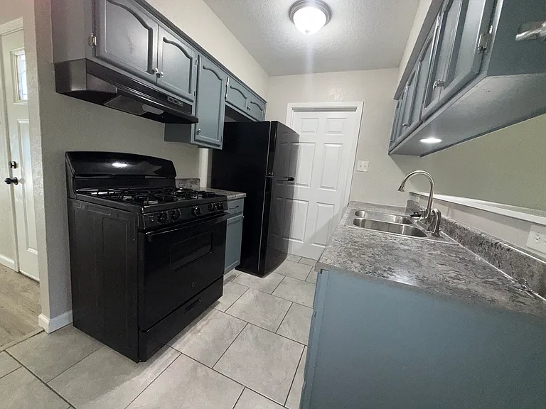 4911 Tennyson Dr — Photo 4
