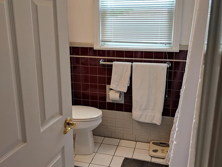 Main floor full bath between bedrooms
