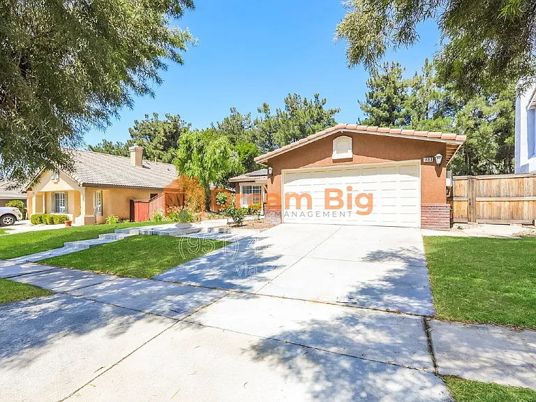 1493 Evergreen Ave — Photo 4