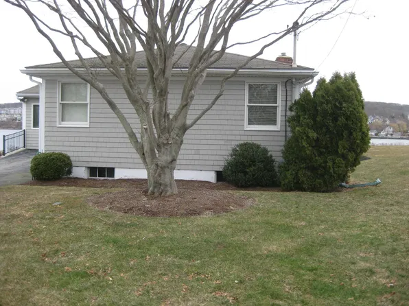 97 Narragansett Blvd, Portsmouth, RI 02871