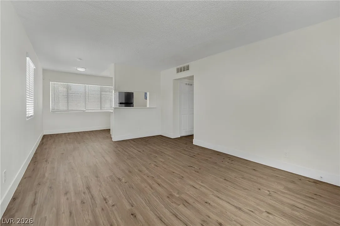 3 bed, 2.0 bath, 1995 sqft, $1,400 — Photo 3