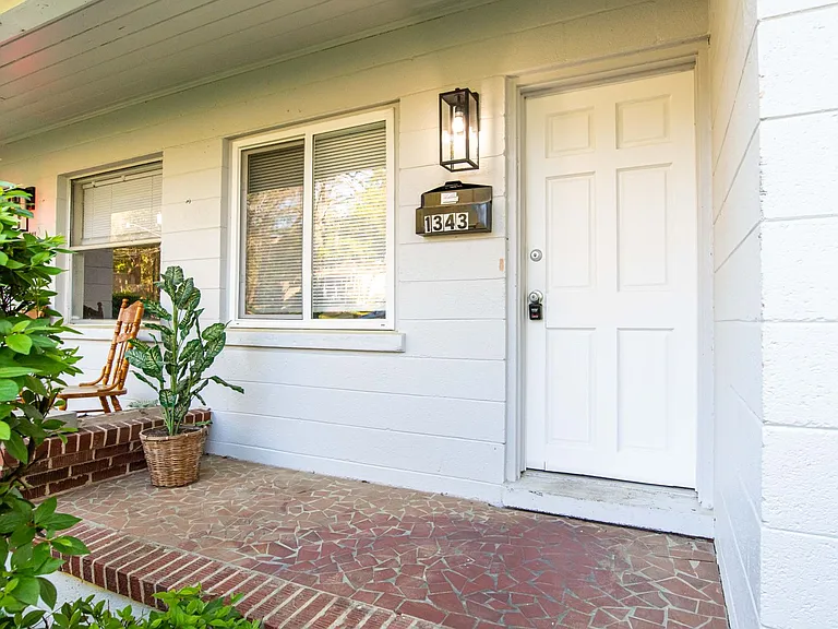 1343 Charlotte St — Photo 3