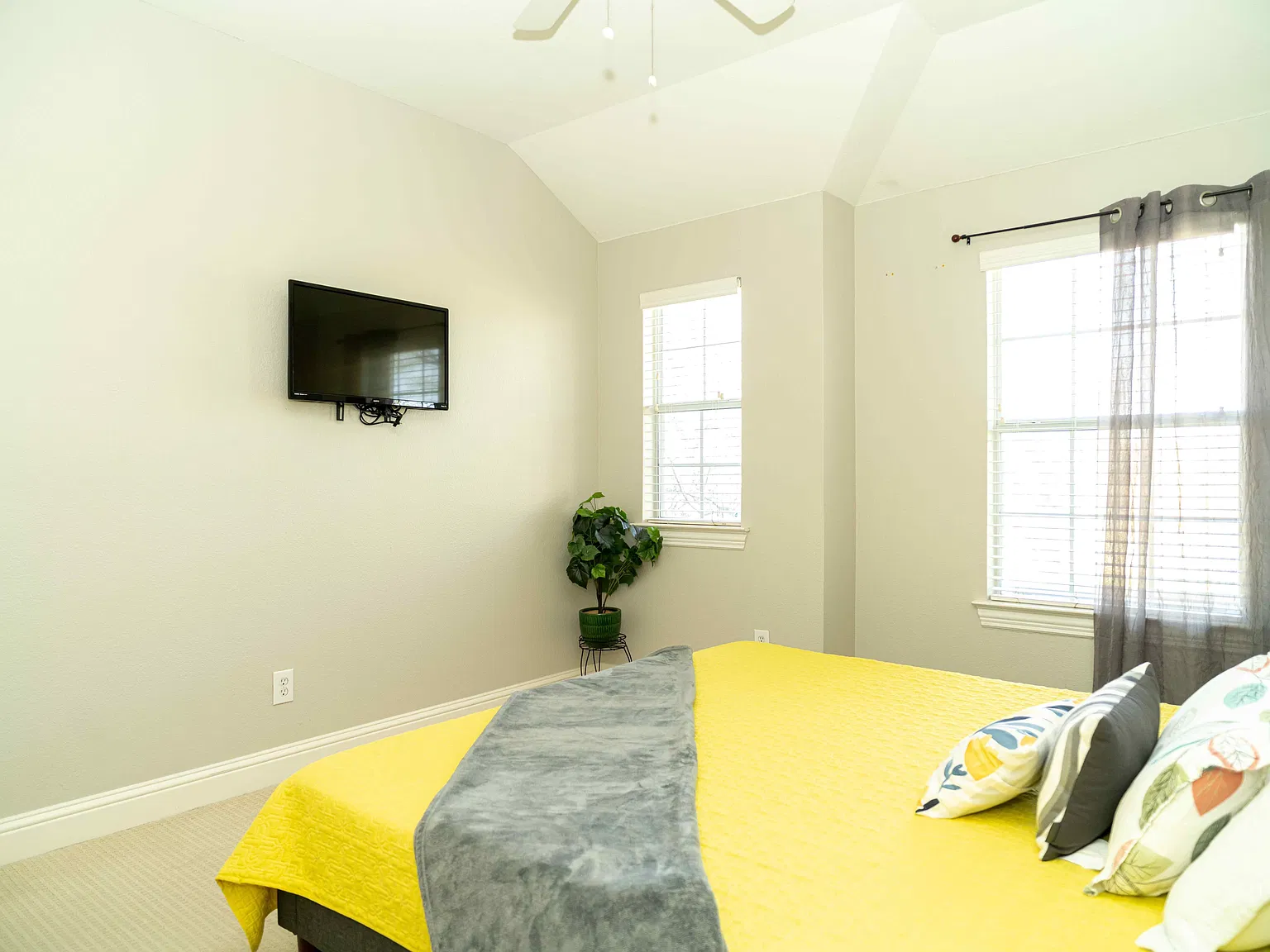 3 bed, 1940 sqft, $3,050 — Photo 3