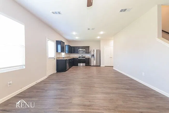3 bed, 2.5 bath, 1605 sqft, $2,040 — Photo 3