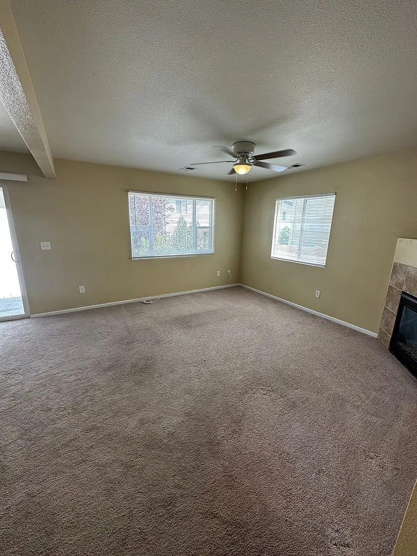 3 Bedroom, 2.5 Bathroom Southpark Twin Home With 2 Car Attached Garage — Photo 2