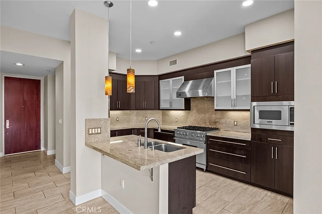 2 bed, 2.5 bath, 1917 sqft, $4,300 — Photo 4
