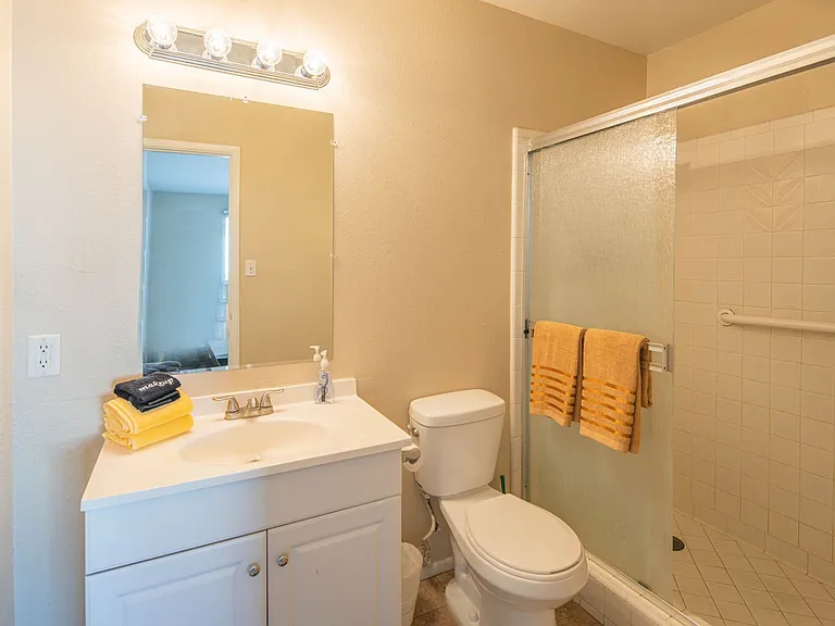 1047 E Alameda Dr — Photo 12