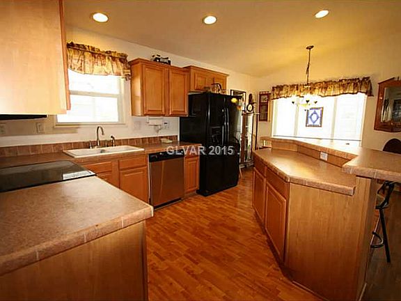 3rd image of 821 Montecito Dr