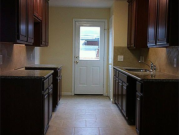 Kitchen - comes loaded with appliances!
