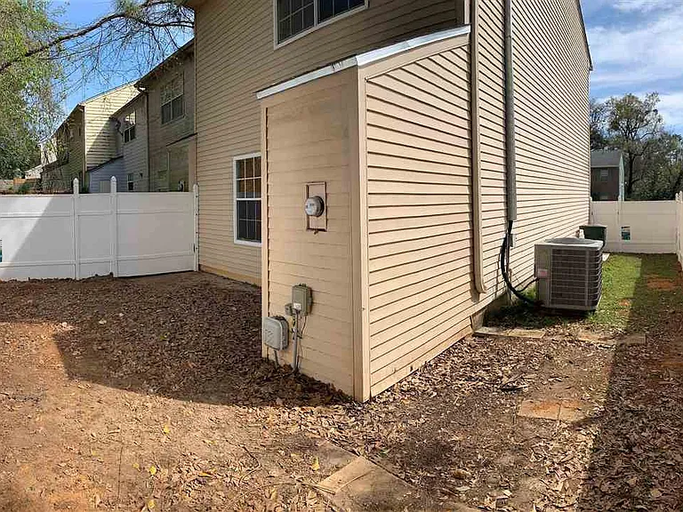 2372 Gregory Dr — Photo 2