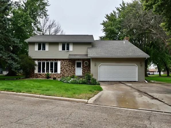 107 Circle Dr, Sibley, IA 51249