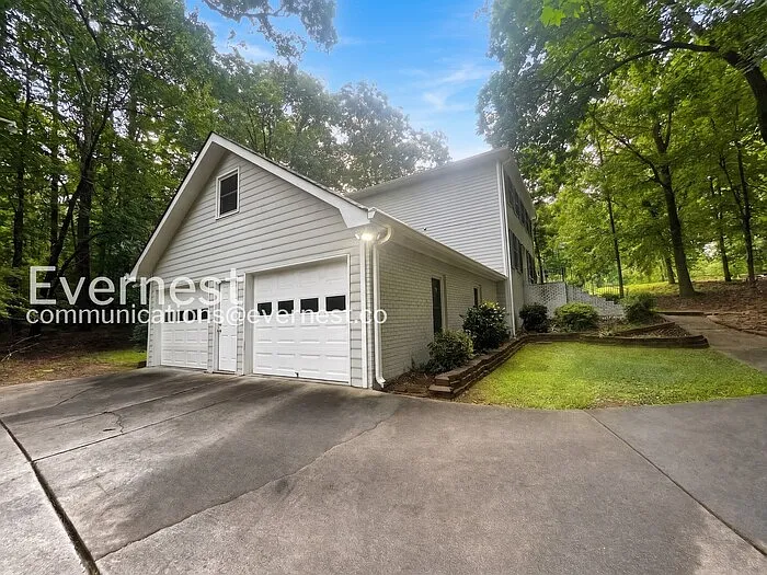 3 bed, 2.5 bath, 1824 sqft, $2,350 — Photo 2