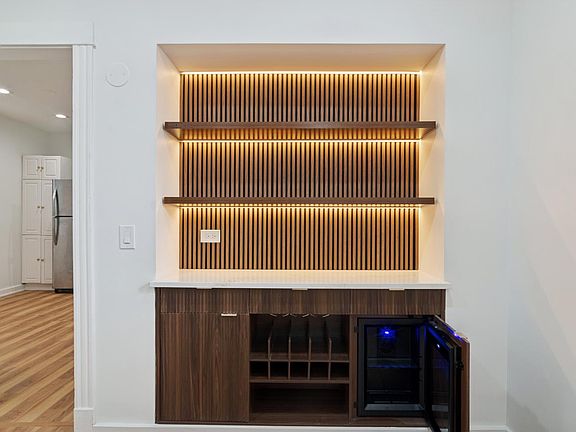 5th image of 2512 W Lyndale St #1