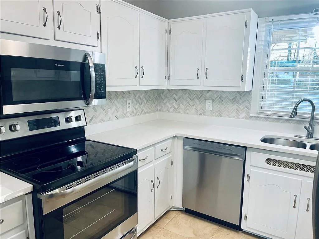 4 bed, 2.5 bath, 1630 sqft, $2,499 — Photo 4