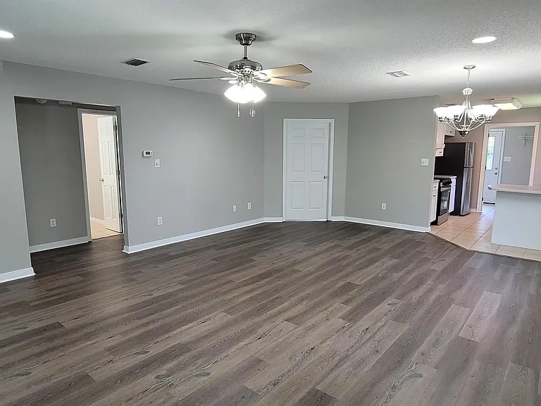 429 E 22nd Ave — Photo 2