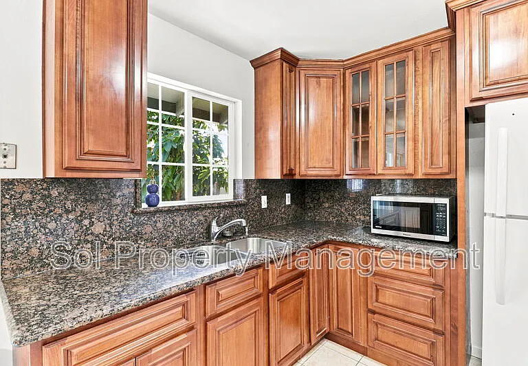 426 Swift St — Photo 8