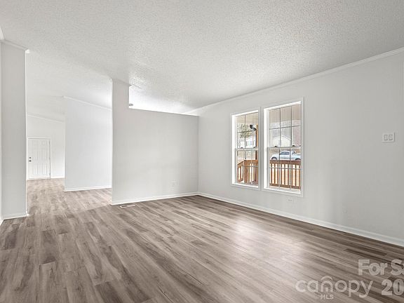 4th image of 1003 Wesbrooke Ct