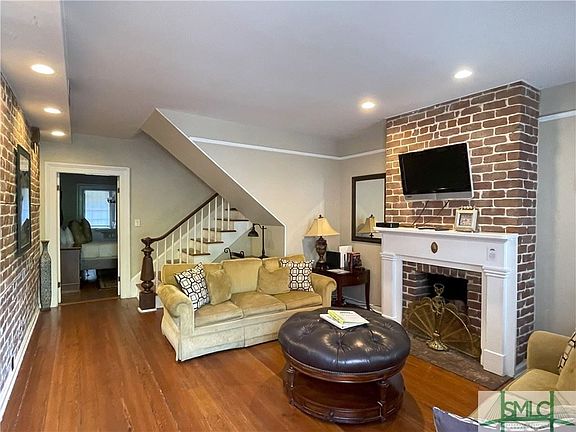 3rd image of 219 E York St