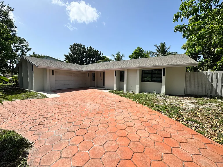 10225 SW 53rd St — Photo 1
