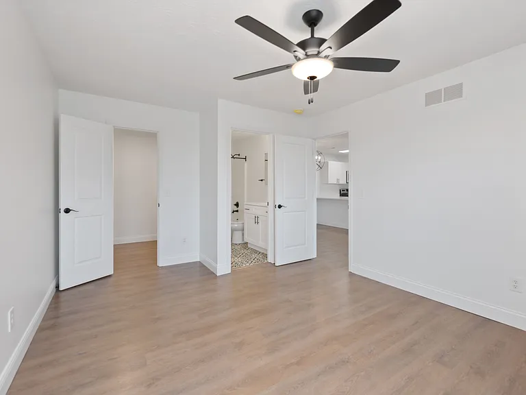 Experience the airy design of this bedroom, seamlessly connected to a bathroom and kitchen. Experience the airy design of this bedroom, seamlessly connected to a bathroom and kitchen.