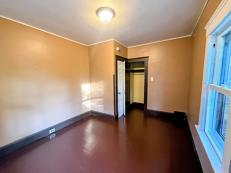 638 Merton Ave — Photo 12