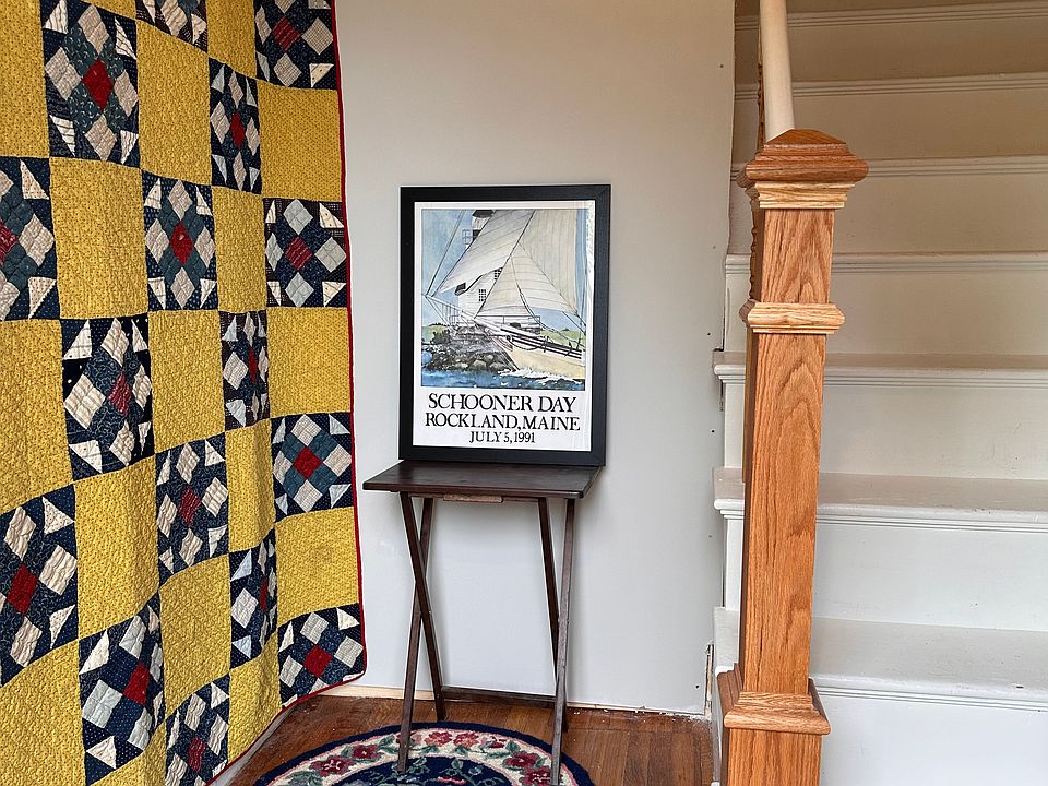 Welcoming entryway to second floor