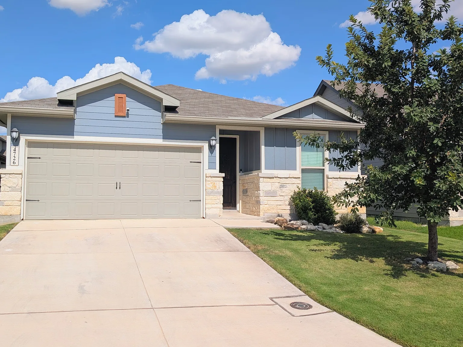 3 bed, 1950 sqft, $2,200 — Photo 1