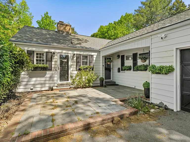 194 W Neck Rd — Photo 1