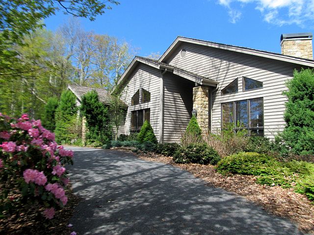 1st image of 685 Summit Park Dr