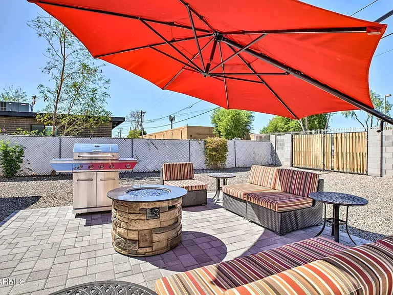 820 W 9th St — Photo 3