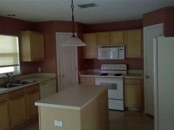 722 Lk Doe - Kitchen