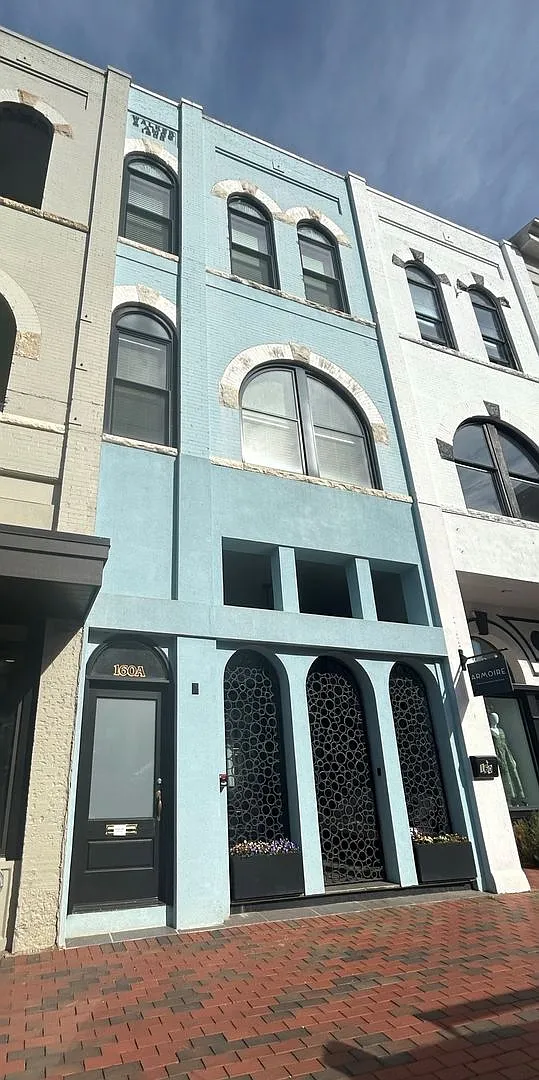 Spacious 3 Bedroom/3 Bathroom Townhome with Private Rooftop Deck — Photo 1