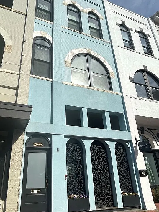 160A E Main St