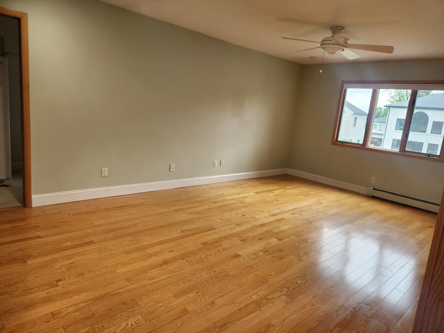 4 bed, 3.5 bath, 2023 sqft, $5,500 — Photo 3