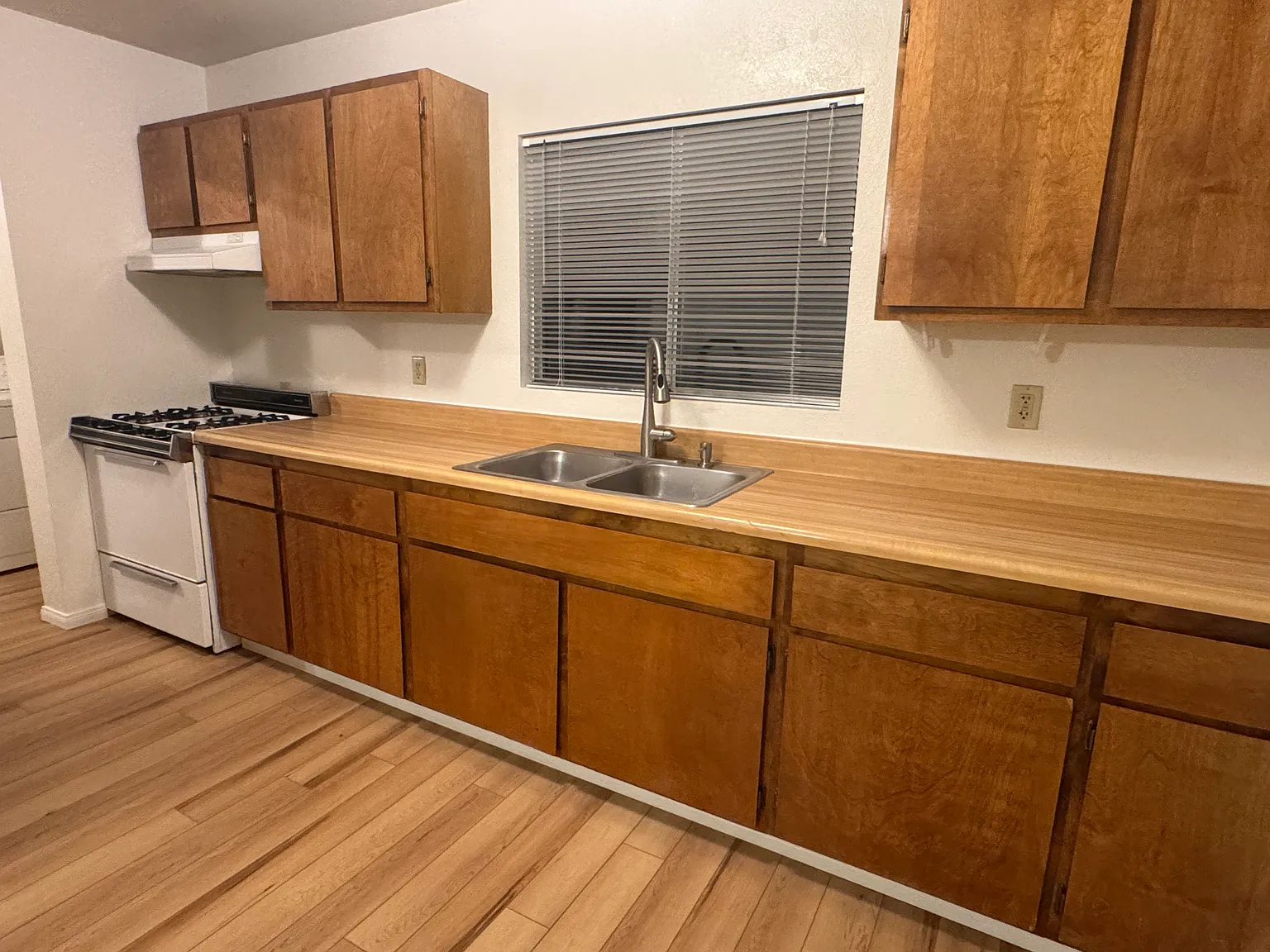 451 W Crocker Avenue — Photo 4