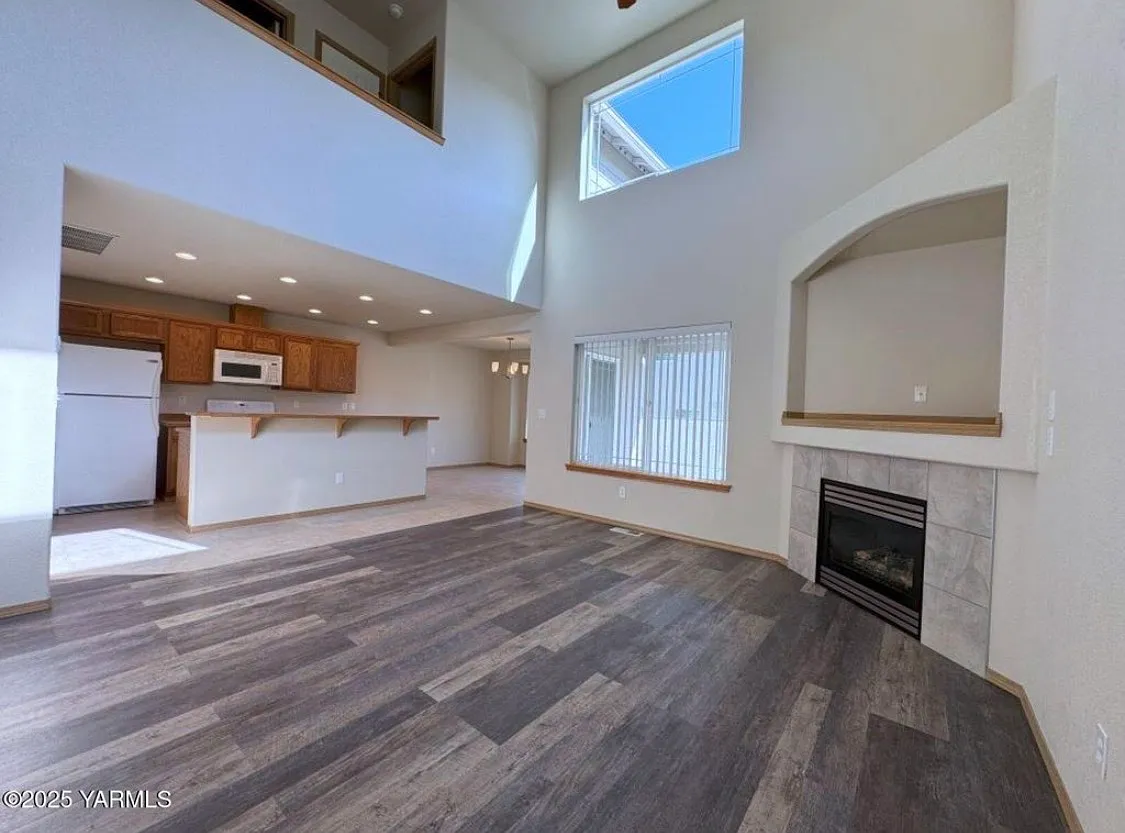3 bed, 2.5 bath, 1582 sqft, $2,000 — Photo 2