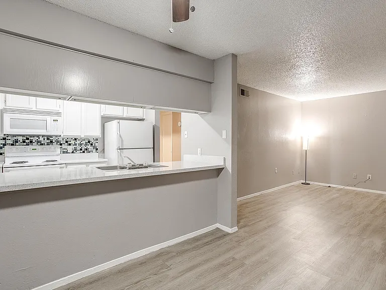 River Ranch Apartments — Photo 15