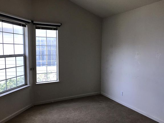 3rd image of 10 Moonlight Ct