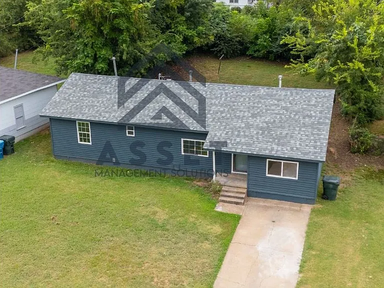 1040 Sycamore Dr — Photo 5