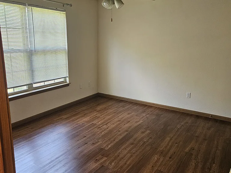 704 Glenstone Dr — Photo 15