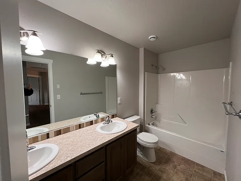 665 Hunter St — Photo 4