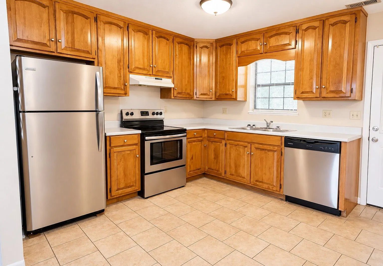 2 bed, 1.0 bath, 768 sqft, $1,050 — Photo 4