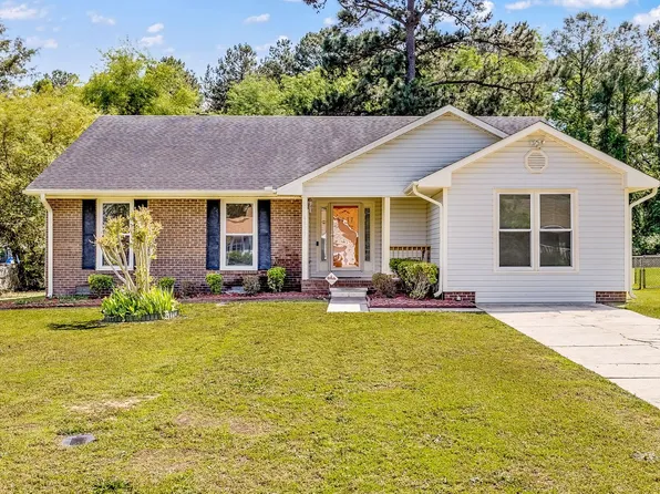 6837 Woodmark Dr, Fayetteville, NC 28314