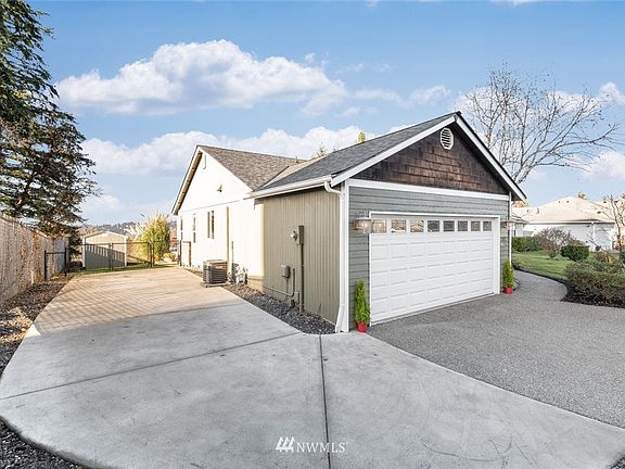 3rd image of 511 21st Ave Court E