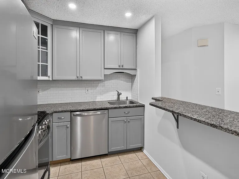 92 Des Moines Ct — Photo 2