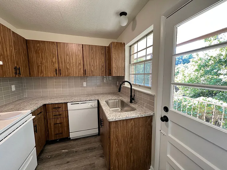 Sunset Rock Apartments — Photo 24