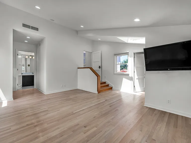 1521 Midvale Ave — Photo 14
