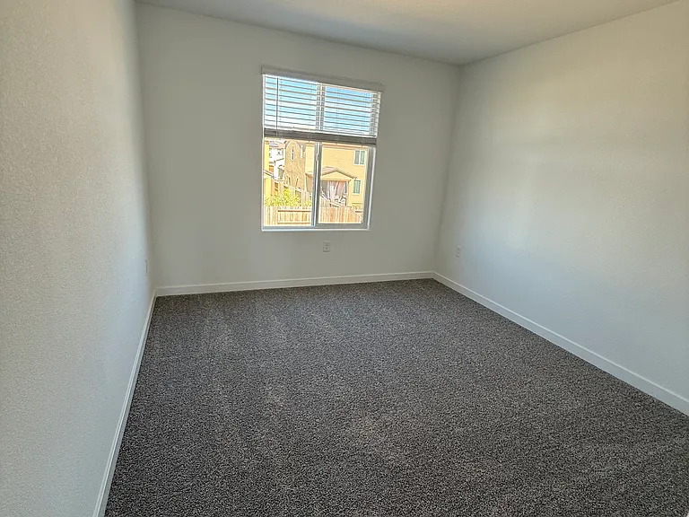 1059 Silverstone Way — Photo 15